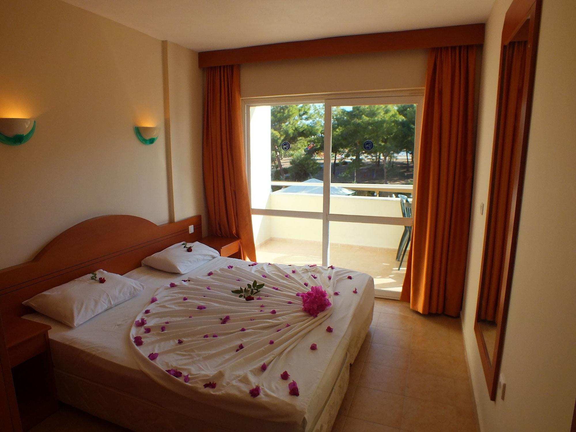 Tuntas Family Suites Kusadası Exteriör bild