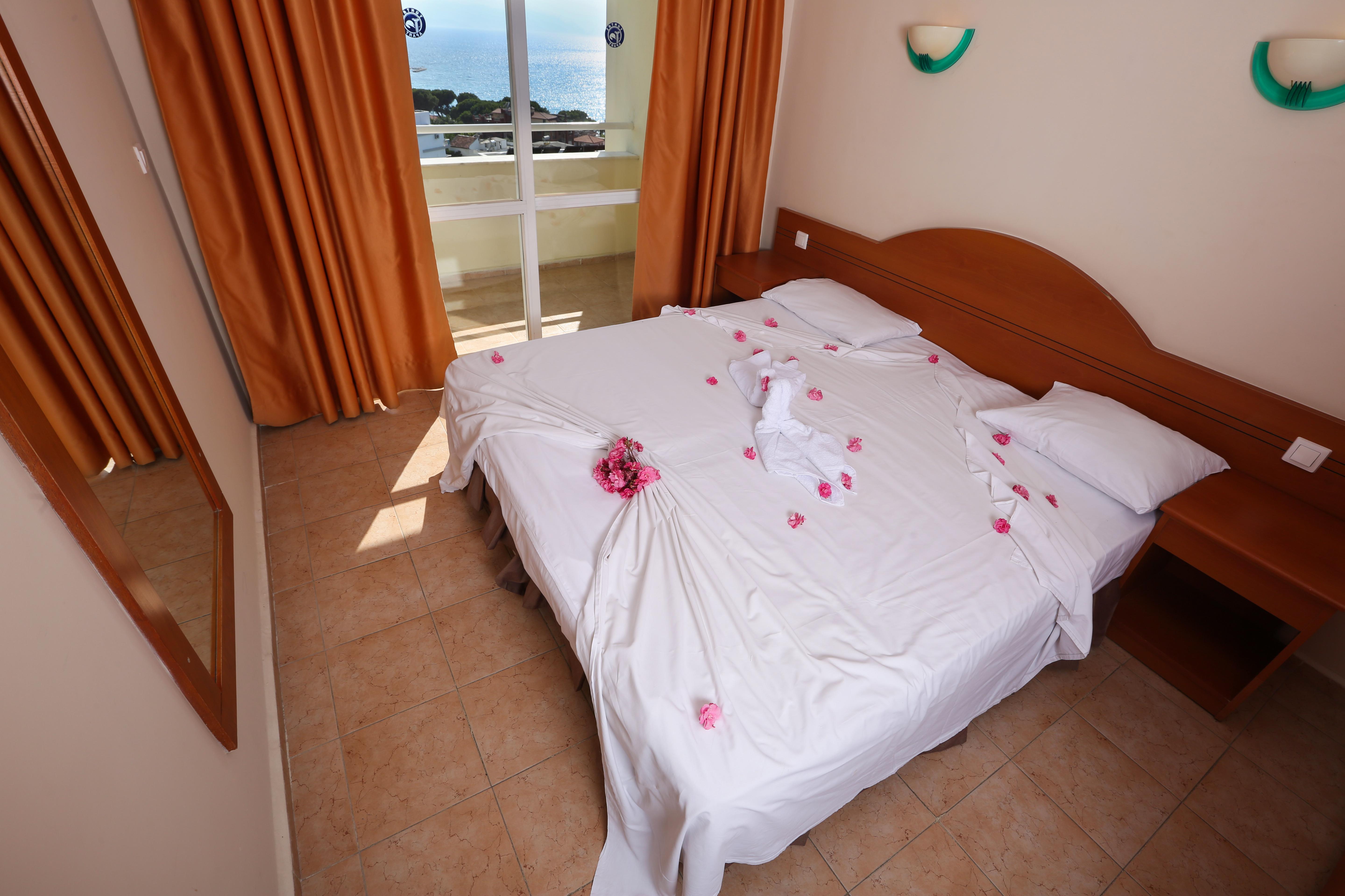 Tuntas Family Suites Kusadası Exteriör bild